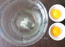 Воздушная яичница Классический пышный омлет с молоком и яйцом на сковороде